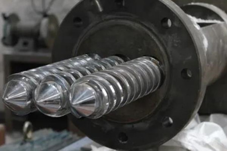 擠出機機筒螺桿裂斷的原因是什么？